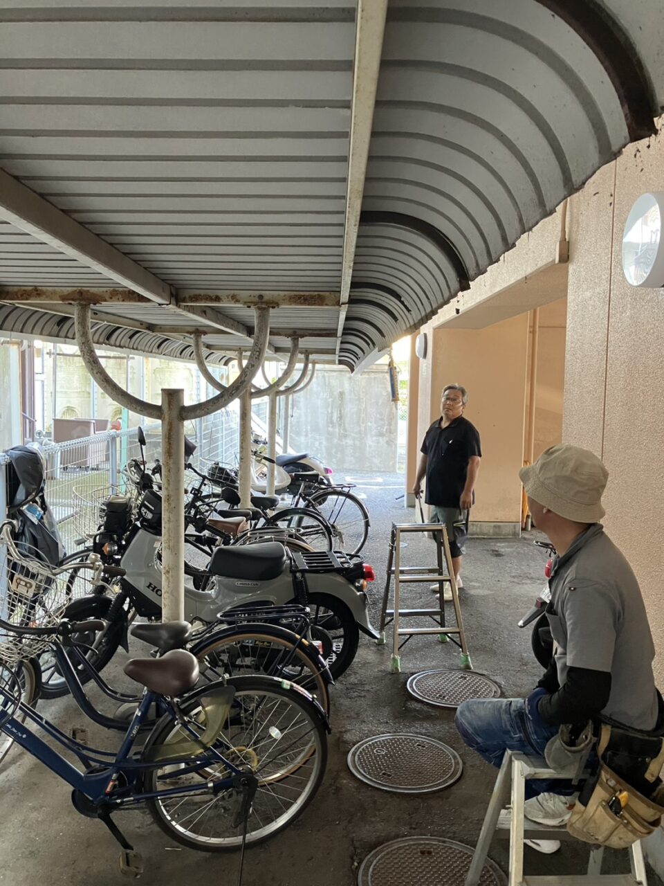 アパート駐輪場　雨樋交換