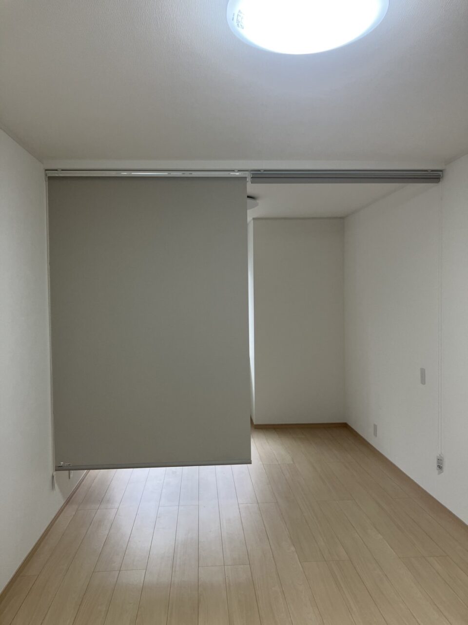 室内リフォーム　ロールスクリーン　仕切り