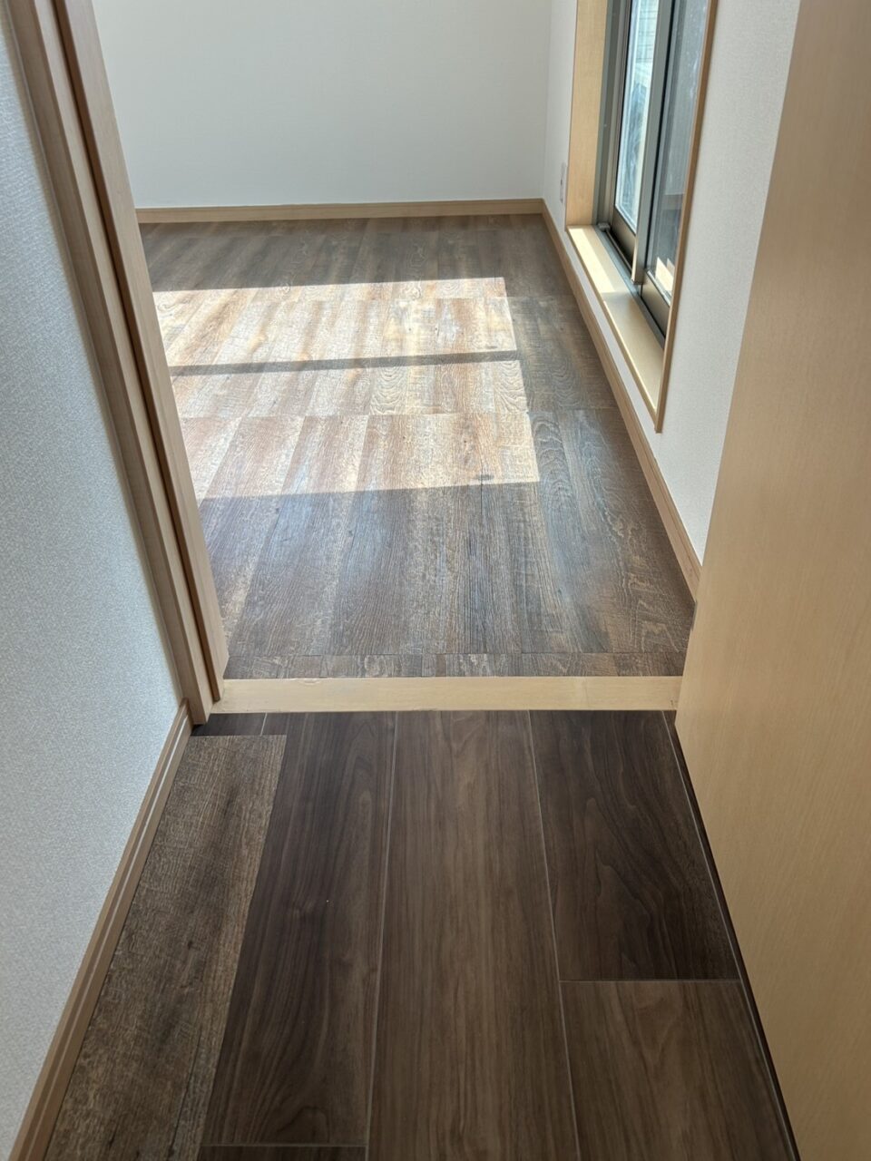 ２階廊下、寝室　床フロアタイル張り　建具ドア枠の框（かまち）も補修