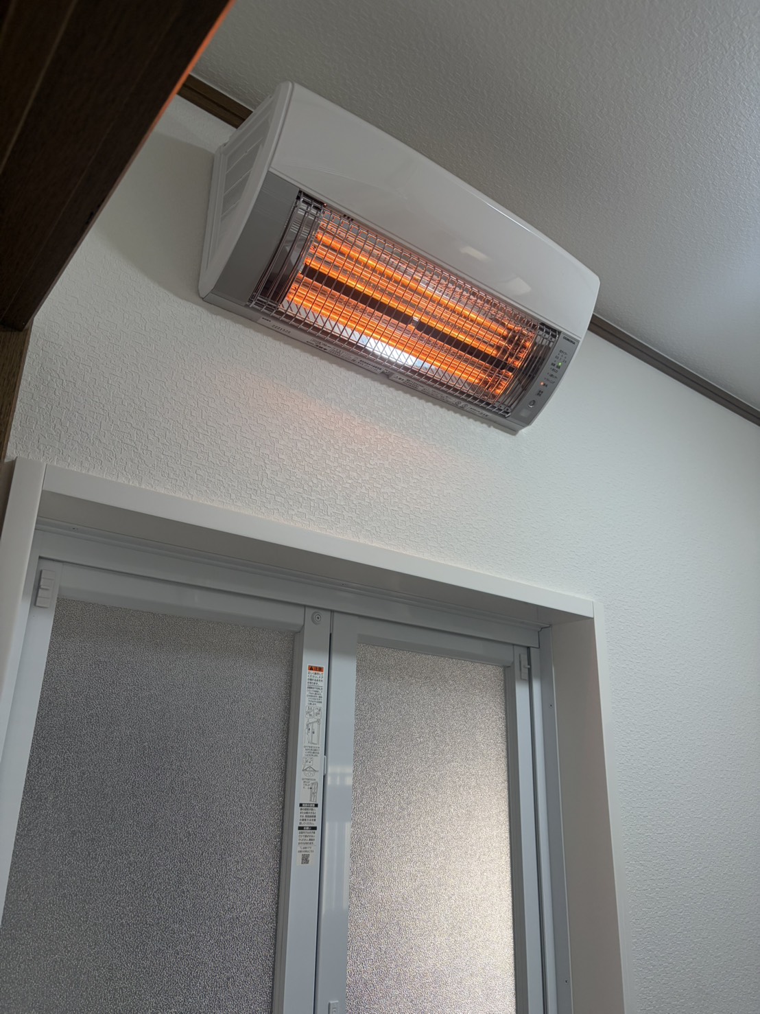 洗面所　コロナ　壁掛け型電気暖房機　１００Ｖ　人感センサー付き　ＣＨＫ－Ｃ１２Ｂ