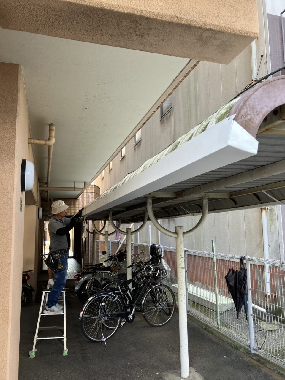 アパート駐輪場 雨樋交換