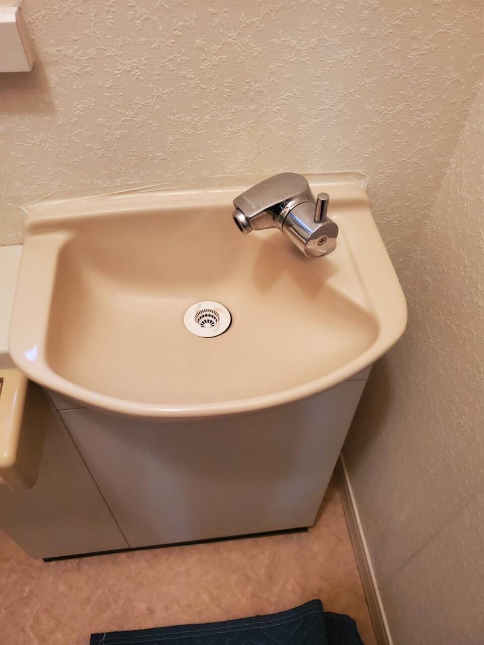 トイレ手洗い水栓　ビフォー