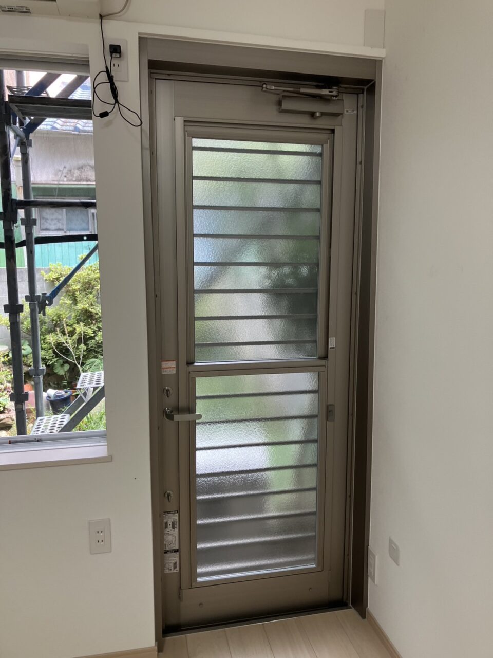 勝手口　カバー工法